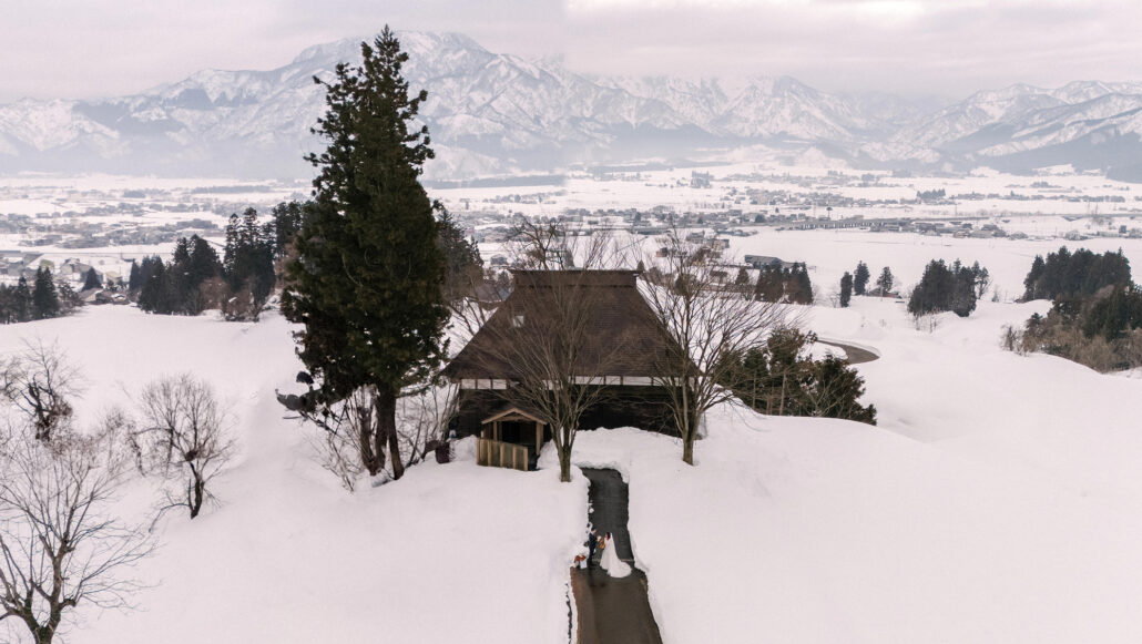 A winter wonderland wedding in Niigata Japan. The snowcapped mountains behind. And the beautiful Japanese villa the perfect location for an elopement